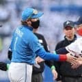 ヤクルト　５日の試合前に池山監督と新庄監督がメンバー表交換で交わした会話の中身とは…　ツバメ指揮官は新庄監督プレゼントのマスク着用