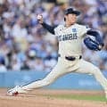 山本由伸がパヘスの逆転２ランで盛り上がる中、ベンチで入念に投球フォームをチェック