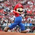 【広島】マリオが始球式で登板、ワンバンながら豪快な投球「ハテナブロック」モチーフのベースも