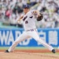 【ヤクルト】先発奥川恭伸、打者として痛烈打球放つも珍しいライトゴロに　レイエスとハグも