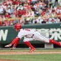 【広島】スプリンター辰見鴻之介　ヘッドスライディングで二塁を陥れ、今季14個目の盗塁決める