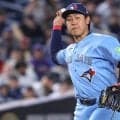 岡本和真の隠れた美技、地元TV局で大絶賛　弾丸ライナー捕球は「最も難しい」