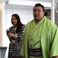 霧島、ホラン夫人と笑顔でパリ公演へ出発　愛娘アヤゴーちゃんはお留守番でお土産約束