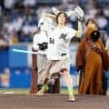 【ロッテ】スター・ウォーズの大ファン恒松祐里、グローグーのカチューシャでセレモニアルピッチ