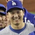 大谷翔平がフリーマンを祝福ハグ→左肩ポンポン！通算２５００安打達成のベテランの元へベッツ、マンシーも次々と　ドジャースのベンチ内が胸アツ