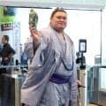 羽田空港に横綱大の里ら力士集結！第２陣パリに出発　横綱はファーストクラス　パリ到着の一山本はギャルピ笑顔で疲れも見せず