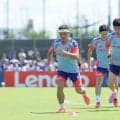 【Ｗ杯】長友が特製の“日の丸ヘアバンド”で登場　スーパーサイヤ人ヘアは封印？…初戦まであと４日