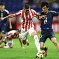 中村敬斗が短いソックスでプレーする理由　子どもたちはまねを避けて