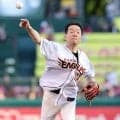 【楽天】田原俊彦がセレモニアルピッチ　ノーバウンド投球とハイキックを披露