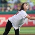 長髪ひらり小林美駒騎手が始球式　わずかにノーバンならずも「マウンドからの景色が素晴らしく」　クリムゾンレッドのネイルに３９ユニ　笑顔で手を振り応える