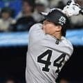 巨人・佐々木　１イニングで２度、打球の行方を見失う　２度目は右翼線二塁打に　薄暮の仙台で呆然