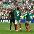 【Ｗ杯】南アフリカ２人目の退場者に続きメキシコも１人退場…開幕戦はレッドカード３枚の“荒れ模様”
