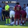 「乱闘か」「投げてる」U-19日本代表FWを襲った“南米タックル”にファン騒然 解説者苦言…ベンチメンバーも飛び出し激昂