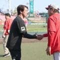 楽天・前田健太ら元鯉ドラ１の２人が古巣関係者と笑顔で再会　敵将と握手、言葉かわす