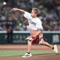 武尊がヒヤリ始球式　速球が巨人・浦田の足元を襲い苦笑い　チャンピオンベルトを肩にマウンドへ