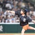 ラブライブ！μ’ｓメンバー高坂穂乃果役の新田恵海、矢澤にこ役の徳井青空が始球式　新田はノーバン投球で飛び跳ねて喜ぶ