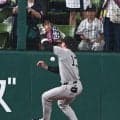 巨人・キャベッジが八回に痛恨失策　西川の左中間への飛球をグラブに当てて落球、続く滝沢の右翼線タイムリー三塁打で３点目奪われる