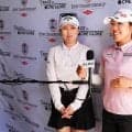 爆笑してコースを歩く関西コンビ 西村優菜と古江彩佳は「ライバルであり、友達」
