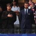 トム・クルーズ＆ベッカム並ぶアメリカ国歌斉唱にSNS沸騰「絵になる」「特別感パナい」
