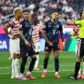 【Ｗ杯】珍事！　主審がイエローカード対象選手を間違える　ＶＡＲで取り消し→逆にシミュレーションで警告
