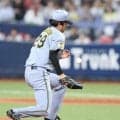 阪神　高橋遥人にアクシデント　鋭い打球が右手首に当たってベンチ裏で治療もプレー再開　弾いた打球は素早い処理でアウトにする