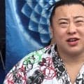 翔猿、パリジェンヌと2ショット カメラが捉えた大相撲パリ公演の活況＆歓迎ぶりを物語る一コマ