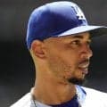山本由伸の大記録を止めた失策は捕球できた？　元MLBの名遊撃手はベッツを擁護「内野手にとってはああいうバウンドが一番怖い」