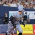阪神・佐藤輝がヒヤリ　“打球”が球審の頭に直撃　オリックス・若月も心配してトレーナーも駆けつけ球場騒然