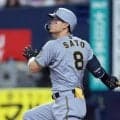 【阪神】佐藤輝明のファウルが跳ね返り球審の頭部直撃…一瞬ヒヤリも問題ない様子でプレー再開