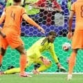 W杯日本対オランダ、鈴木彩艶が前半に好守連発　枠内シュート防ぐ