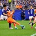 「日本相手に苦戦を強いられている」蘭メディアが森保Jとの激闘に本音吐露！　後半開始早々にファンダイク弾で先制点も「青い壁に囲まれた」【W杯】