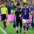 久保建英が相手と接触して負傷交代　自ら交代要求して座り込み、小川航基と交代