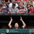 大谷翔平の痛烈ファウルに村上宗隆がオーバーリアクション「おもろい」「かわいい」ファンも反応