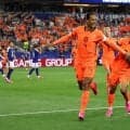「押してるじゃん！」日本代表のW杯失点が物議…「審判に取られないギリギリ」オランダDFが渡辺剛に“プッシング疑惑”