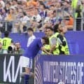 【Ｗ杯】左膝負傷の久保建英　車いすで会場を後に…森保ジャパンに衝撃「スムーズに歩行できる状態ではない」と関係者…次戦チュニジア戦に暗雲