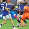 負傷交代の久保建英、車椅子に乗り会場を去る　森保監督は「詳細の報告はまだ聞いていません」
