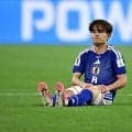 負傷交代の久保建英、試合後は車いす移動→自力で歩いて宿舎へ「様子を見てみるよ」軽傷アピール