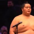 一体、何人前なんだ！ 琴櫻に贈られた総合優勝の副賞が“規格外” 大相撲パリ公演での一コマ