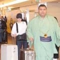 高安が妻の演歌歌手・杜このみと帰国「結婚してから海外旅行も行っていなかったので」大相撲パリ公演
