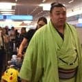 霧島がパリ公演から帰国　夫人のスーツケースにピカチュウ、長女への土産も万全