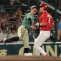 甲子園の大歓声が悲鳴へ一転…阪神・佐藤輝が三塁線への鋭いゴロにダイビングキャッチ→一塁へ痛恨の悪送球　久々に三塁先発も