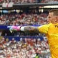イングランドGKの妻、衣服がなくなってもスタジアムで応援＆熱いキス