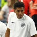 イングランド代表ベリンガム、大胆へそ出し恋人とキス！キス！試合後のスタンドで甘～い時間