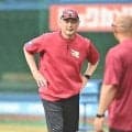 楽天　吉井新監督が赤の練習着で古巣のグラウンドへ　選手らと次々とあいさつ