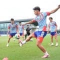 「寝てる？俺」塩貝健人、小川航基との日本代表白Ｔシャツ姿２ショットで自身の表情に反応