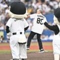 ８９歳　川淵三郎氏が始球式　豪快フォームからワンバン投球　場内大歓声　ロッテ・サブロー監督から花束を贈られる