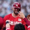 【楽天】吉井理人新監督、新体制初得点となるマッカスカー弾に拍手＆ハイタッチで喜び表現