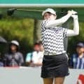 ツアー通算２勝目を目指す荒木優奈　６バーディーの64で回り首位発進　２打差の２位に木戸愛