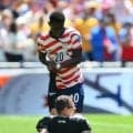 Ｗ杯で珍事　ツバイヤー主審が足をつって試合中断　米国－オーストラリア戦の試合終盤