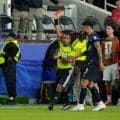【Ｗ杯】え！？何があった！？パラグアイＭＦが新ルールで退場…大会初適用　口元を隠し相手選手に抗議